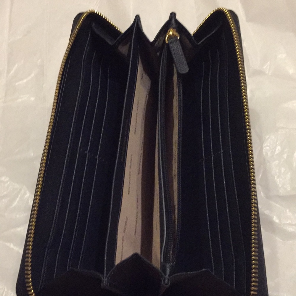 Michael Kors wallet - Picture 2 of 11